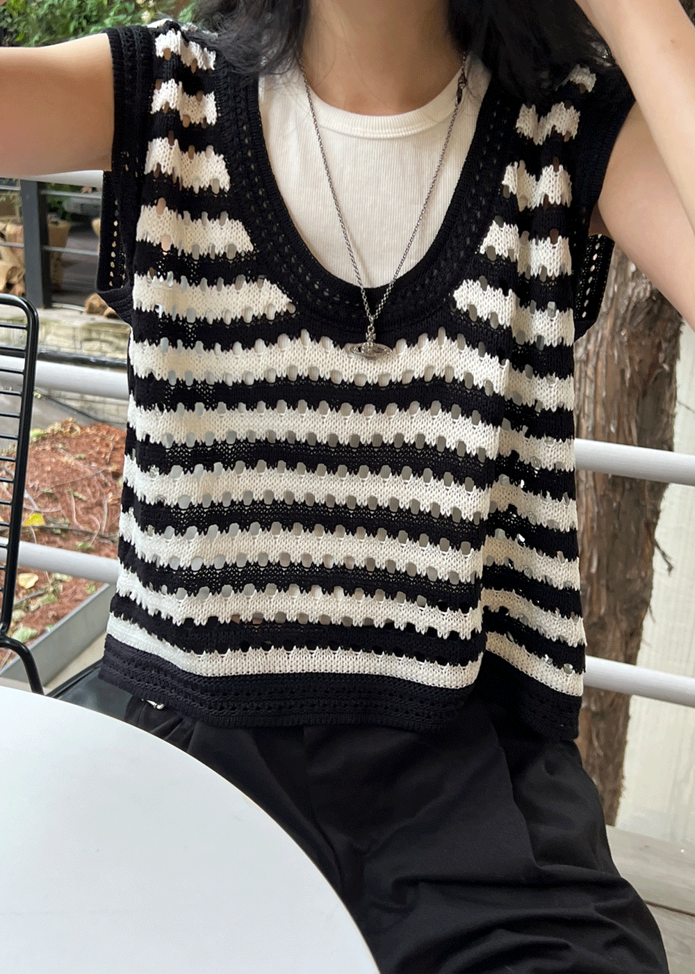 Winding stripe knitting vest